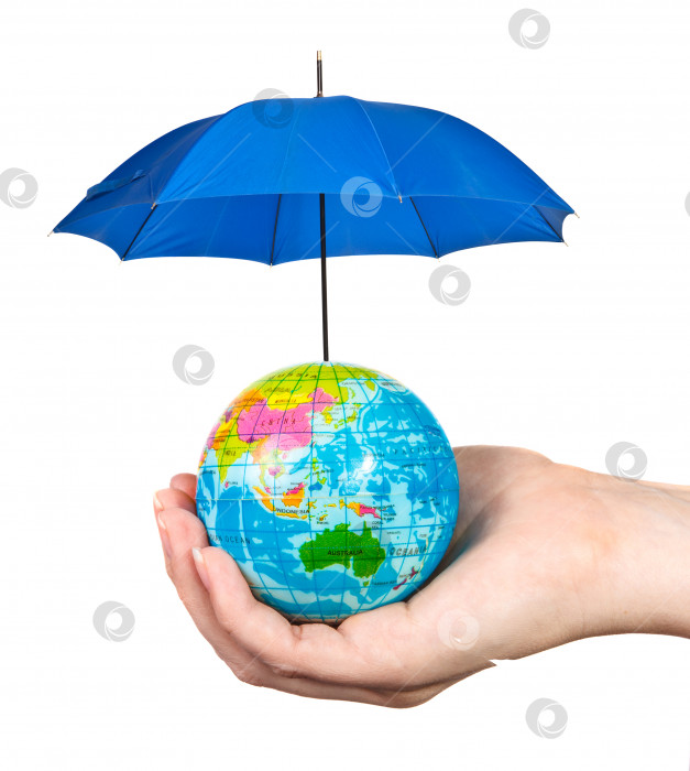 Скачать маленький глобус в женской руке, защищенный концепцией зонтика фотосток Ozero