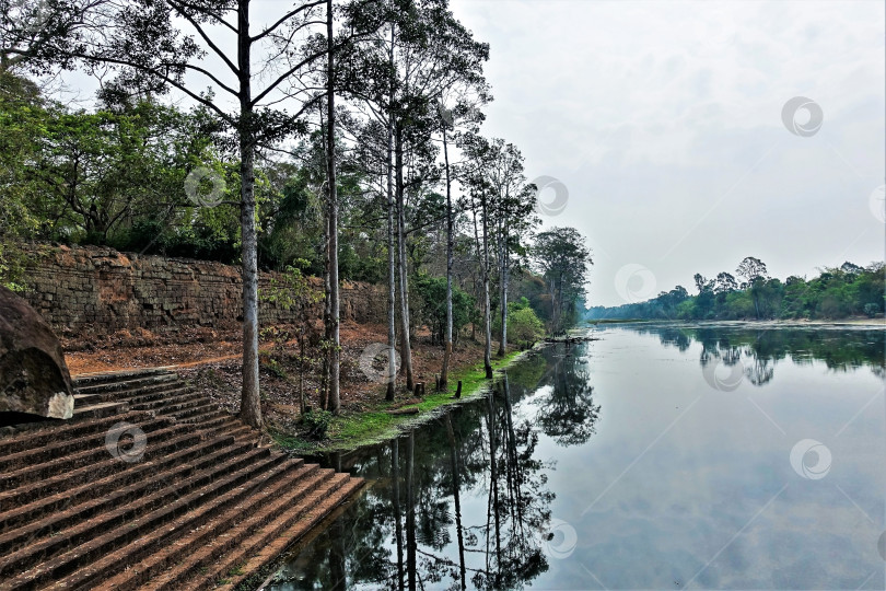 Скачать Спокойная река в древнем Ангкоре. фотосток Ozero