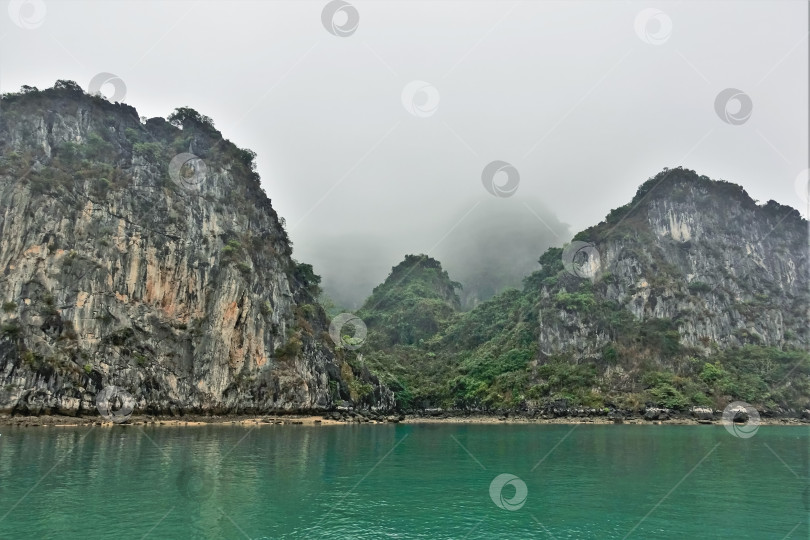 Скачать Острова в заливе Халонг в тумане. фотосток Ozero