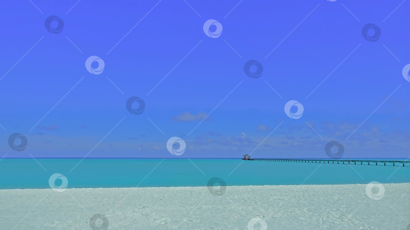 Скачать Мальдивский минимализм. Пляж с белым песком, аквамариновый океан, лазурное небо. фотосток Ozero