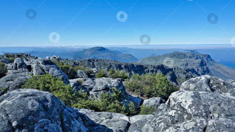 Скачать Древние серые валуны лежат на плоской вершине Столовой горы. фотосток Ozero