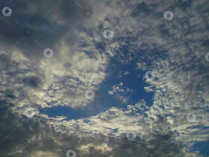 Скачать Красивые облака. Небо на закате. фотосток Ozero
