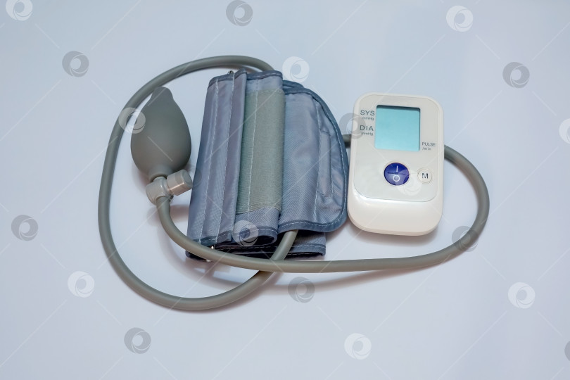 Скачать Портативное электронное устройство для измерения артериального давления в домашних условиях. фотосток Ozero