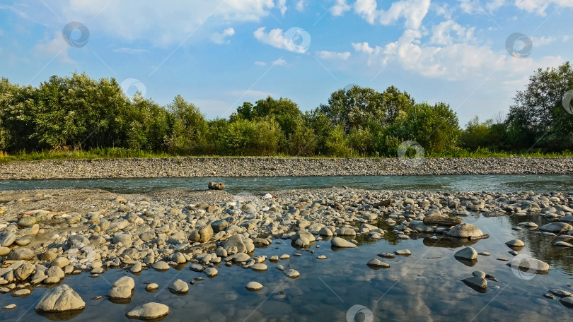 Скачать Горная река летом. Русло реки частично пересохло. фотосток Ozero