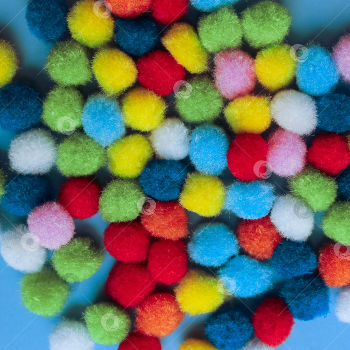 Скачать Разноцветные яркие мягкие помпоны крупным планом фотосток Ozero