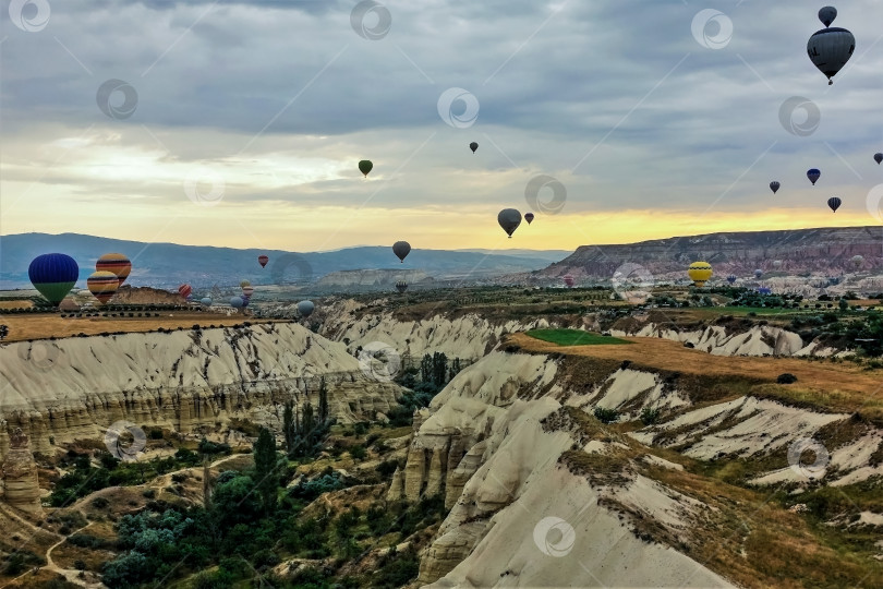 Скачать Разноцветные воздушные шары летают над Каппадокией. фотосток Ozero