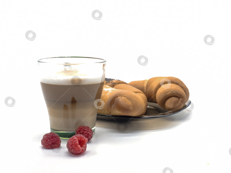 Скачать Кофе капучино в прозрачной чашке. Рядом растут кусты малины. фотосток Ozero