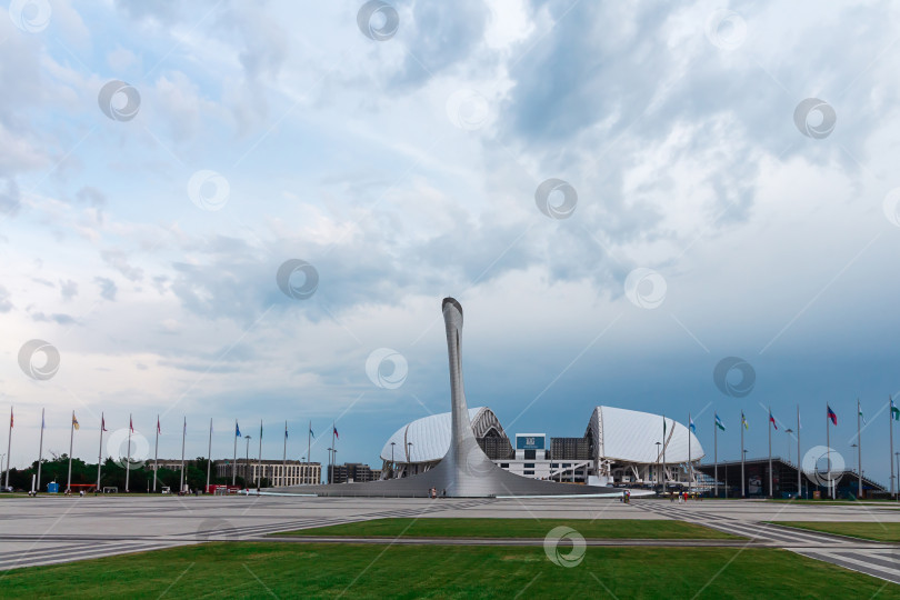 Скачать Сочи, Россия - 11 июня 2023 года: Чаша олимпийского огня, поющий фонтан фотосток Ozero