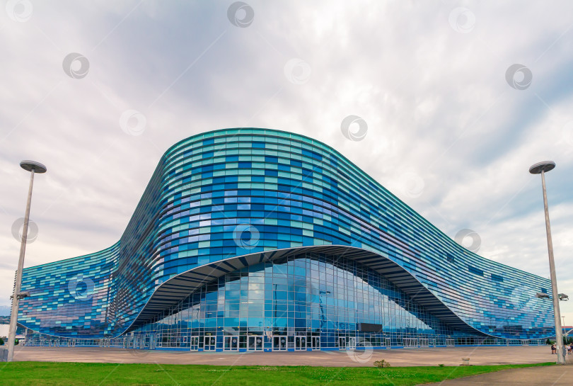 Скачать Адлер, Сочи, Россия - 9 июня 2023 года: Ледовый дворец "Айсберг" в Сочи фотосток Ozero