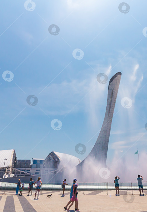 Скачать Сочи, Россия - 12 июня 2023 года: шоу поющих фонтанов в Олимпийском парке Сочи. Достопримечательность Адлера и Сочи, место назначения туристов. фотосток Ozero