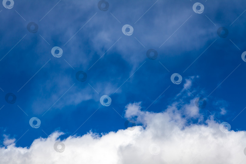Скачать Белые перистые облака на фоне голубого неба фотосток Ozero