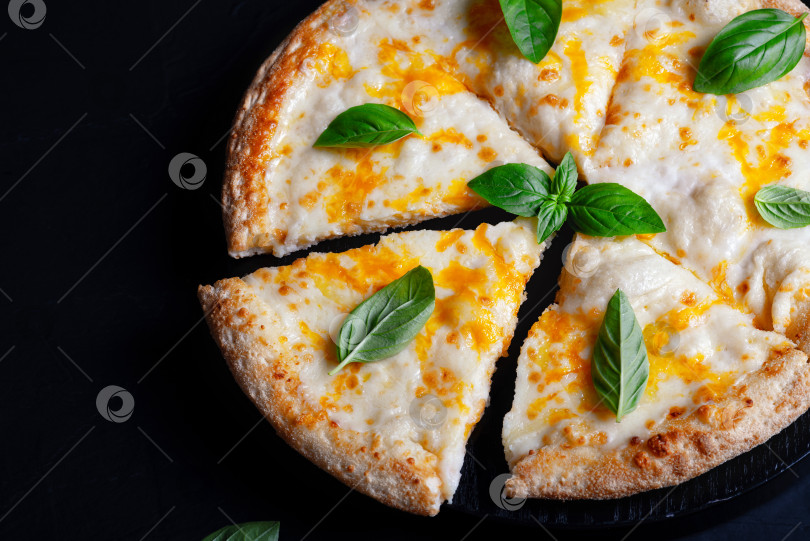 Скачать Итальянская пицца Маргарита с сыром и базиликом на черном бетоне фотосток Ozero