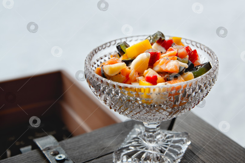Скачать Тарелка полезного салата из свежих фруктов фотосток Ozero