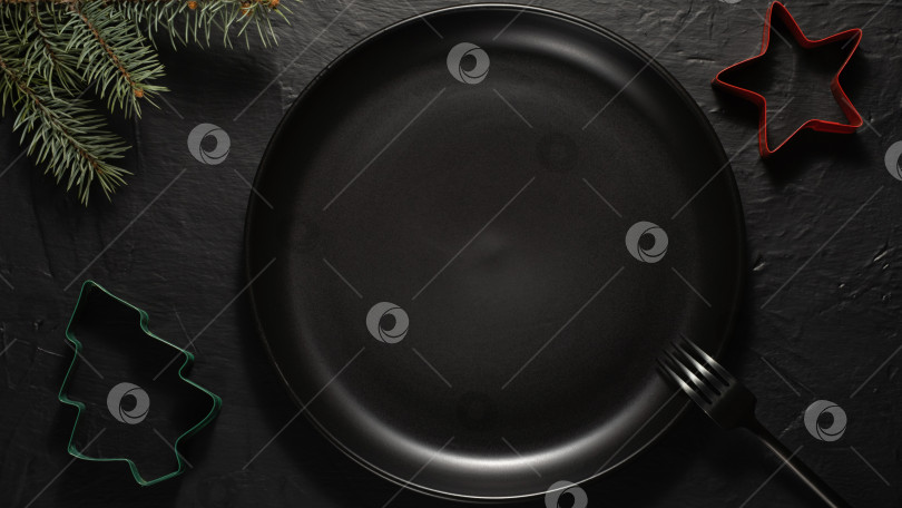 Скачать Рождественская сервировка стола с пустой черной керамической тарелкой, елка фотосток Ozero