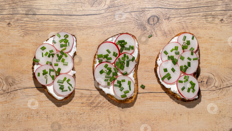 Скачать Бутерброды с творогом и редиской. Концепция здорового питания фотосток Ozero