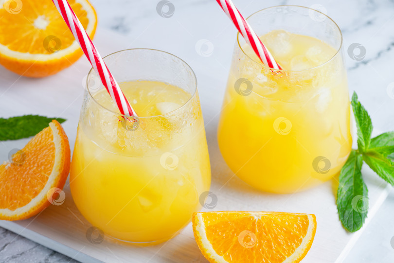 Скачать Стакан апельсинового сока со льдом. Холодный апельсиновый фреш фотосток Ozero