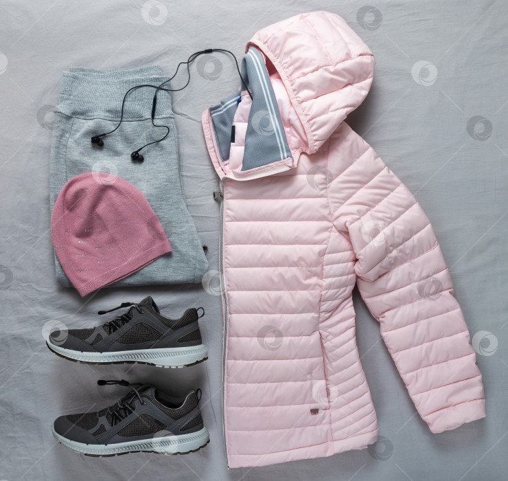 Скачать Комплект верхней спортивной одежды - розовая куртка, брюки и кроссовки фотосток Ozero
