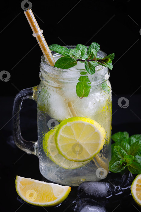 Скачать Освежающий летний алкогольный коктейль мохито со льдом и свежей мятой фотосток Ozero