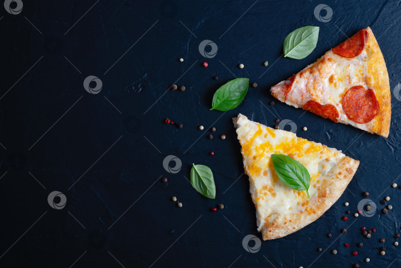 Скачать Два восхитительных ломтика пиццы с базиликом и перцем фотосток Ozero