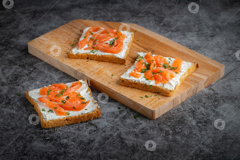 Скачать Домашний хлеб на деревянной разделочной доске с творожным сыром, солью фотосток Ozero