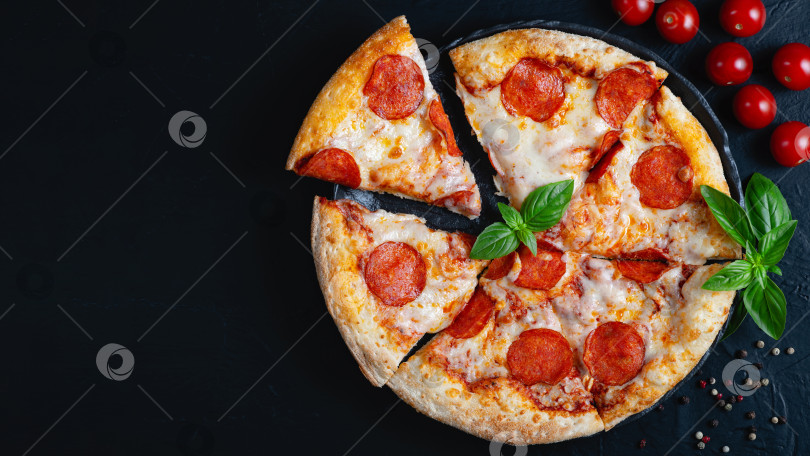 Скачать Острая пицца с пепперони и ингредиенты для приготовления помидоры базилик на бл фотосток Ozero