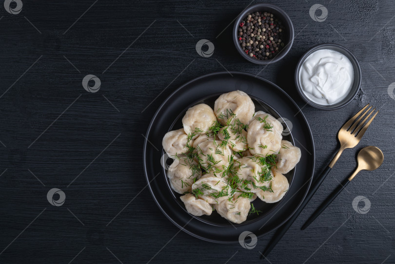 Скачать Традиционные русские пельмени, равиоли, вареники с мясом на бла фотосток Ozero