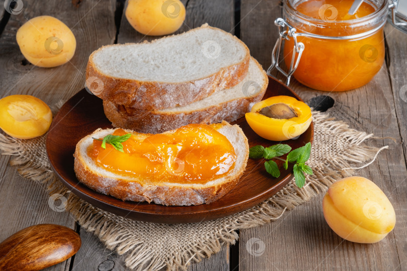 Скачать Тосты из хлеба с абрикосовым джемом и свежими фруктами с мятой на фотосток Ozero