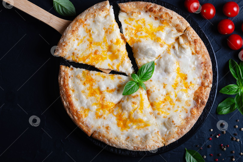 Скачать Итальянская пицца "Маргарита" с сыром, помидорами и базиликом на черном фотосток Ozero