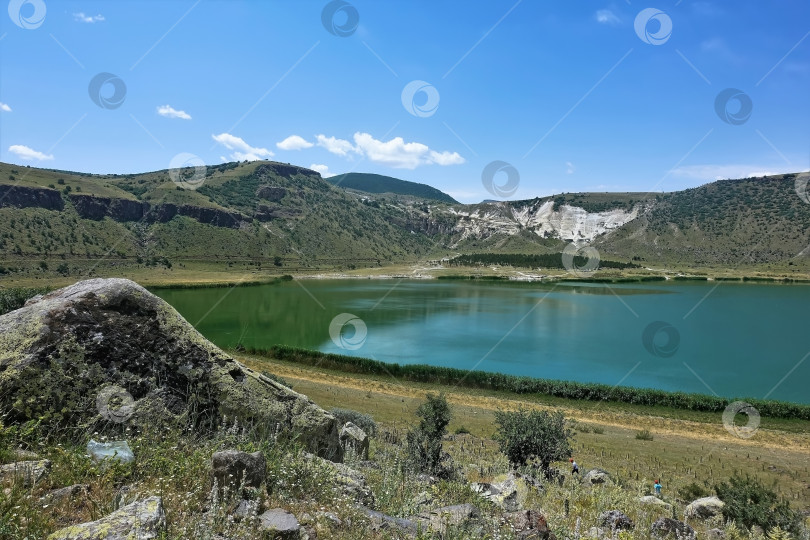 Скачать Вулканическое озеро Нар окружено горами. фотосток Ozero