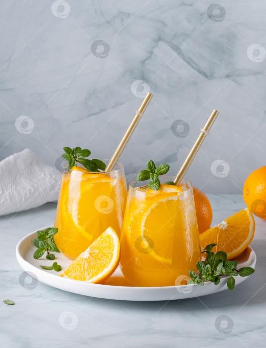 Скачать Свежий летний коктейль с апельсином и мятой. Пространство для копирования фотосток Ozero