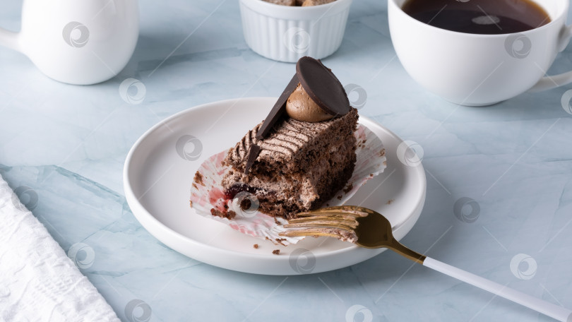 Скачать Вкусный шоколадный торт на тарелке и кофе на светлом столе фотосток Ozero