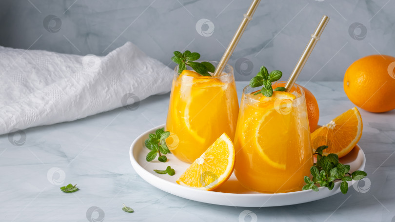 Скачать Свежий летний коктейль с апельсином и мятой фотосток Ozero