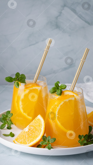 Скачать Свежий летний коктейль с апельсином и мятой.Пространство для копирования фотосток Ozero
