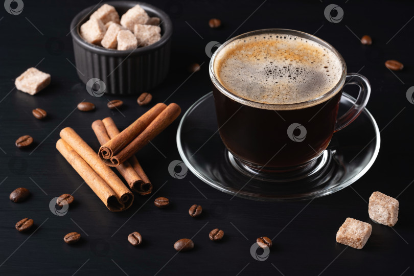 Скачать Кофейная чашка с блюдцем на черном деревянном столе фотосток Ozero