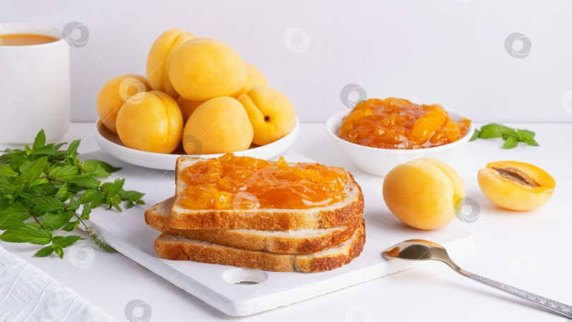 Скачать Тосты из хлеба с абрикосовым джемом и свежими фруктами с мятой на фотосток Ozero