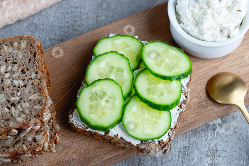 Скачать Полезный бутерброд с белым творогом и огурцом фотосток Ozero