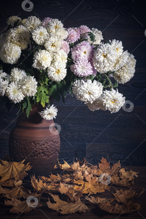 Скачать Осенний букет с садовыми цветами и осенними листьями фотосток Ozero