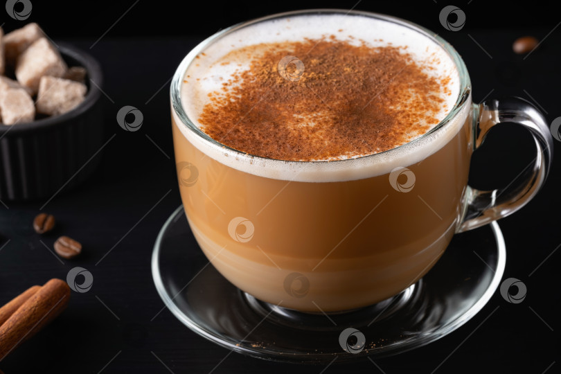 Скачать Чашка кофе с молоком на темном фоне. Горячий латте или капучино фотосток Ozero