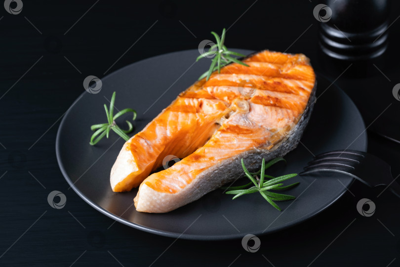Скачать Жареный стейк из лосося на черном деревянном столе фотосток Ozero