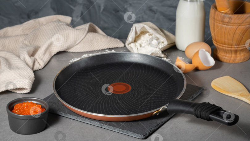 Скачать Пустая сковорода черного цвета с антипригарным покрытием для выпечки блинов фотосток Ozero