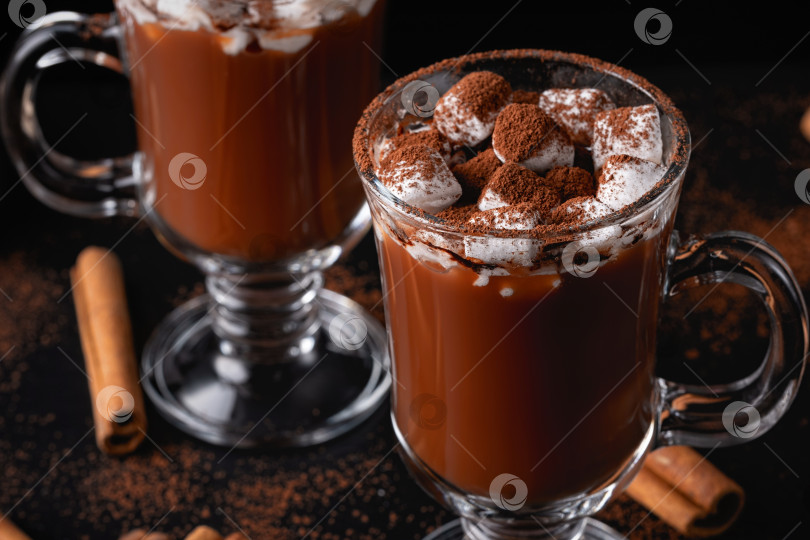 Скачать Две чашки горячего шоколада, какао или теплого напитка с зефиром фотосток Ozero