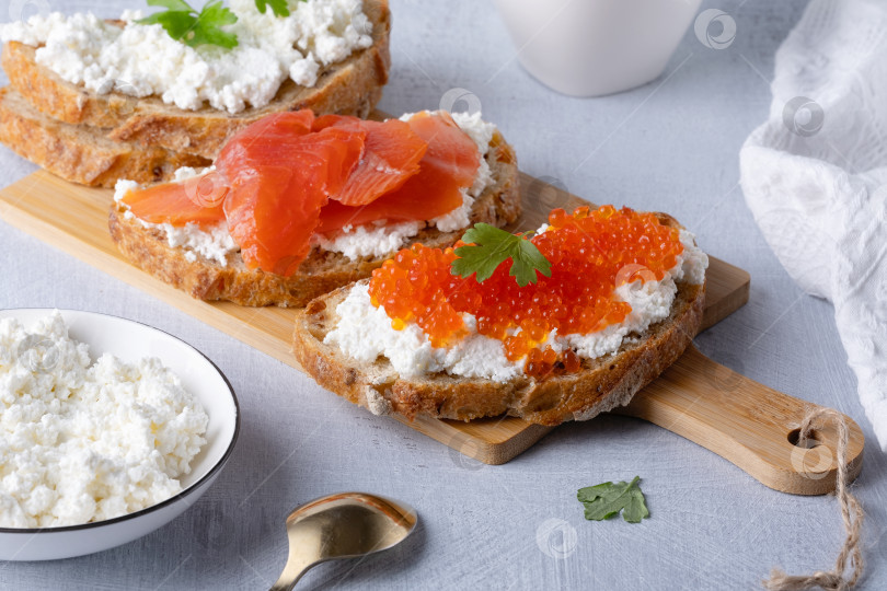 Скачать Бутерброды с красной икрой, творогом и малосольным лососем. Wo фотосток Ozero