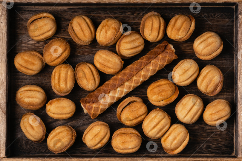 Скачать Вкусное печенье в форме грецкого ореха с вареной сгущенкой и сладким фотосток Ozero