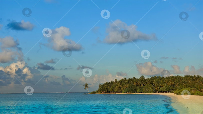 Скачать Золотой час на Мальдивах. Песчаный пляж, бирюзовый океан. фотосток Ozero