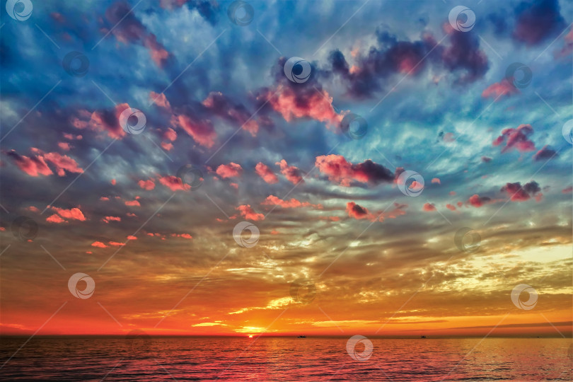 Скачать Фантастический закат над Черным морем. фотосток Ozero