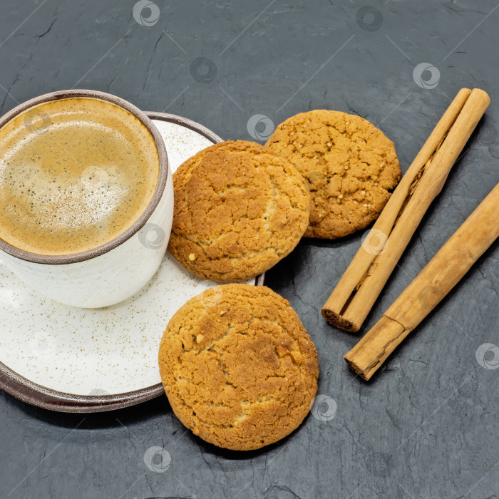 Скачать Чашка с горячим кофе и блюдцем на черном фоне. фотосток Ozero