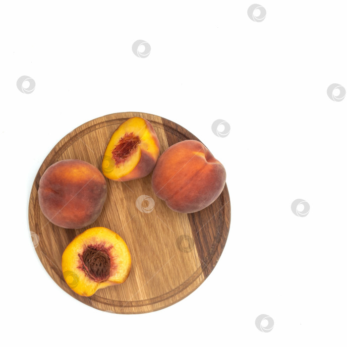 Скачать Свежие персики на круглой деревянной доске фотосток Ozero