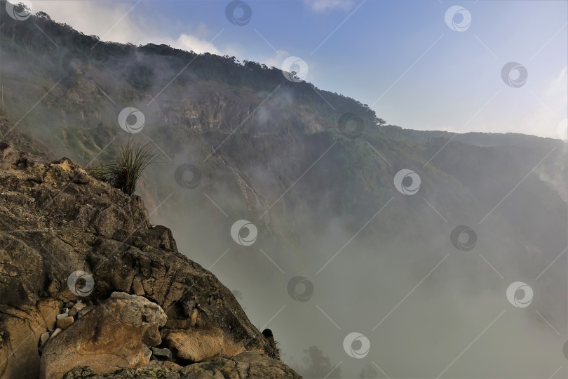 Скачать Крутые горные склоны скрыты в тумане. фотосток Ozero