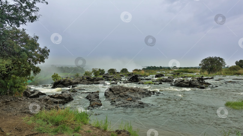 Скачать Бурные потоки реки Замбези приближаются к пропасти. фотосток Ozero