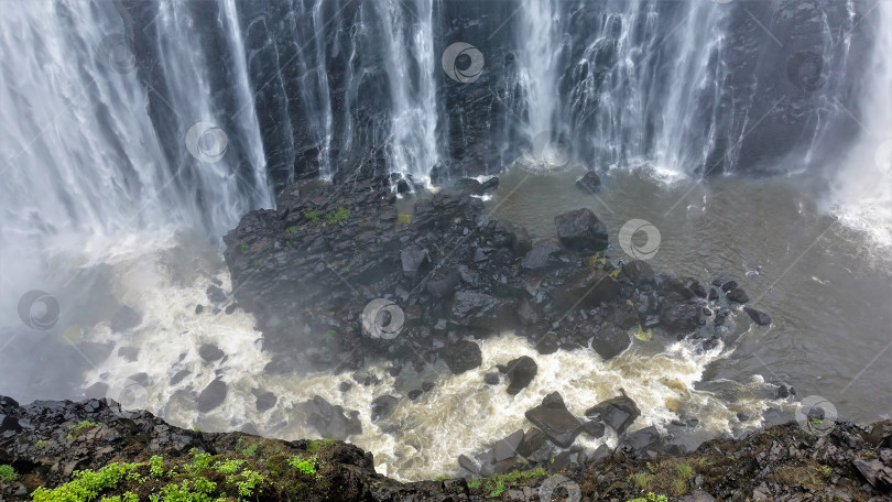 Скачать Мощные потоки водопада Виктория низвергаются в ущелье. фотосток Ozero